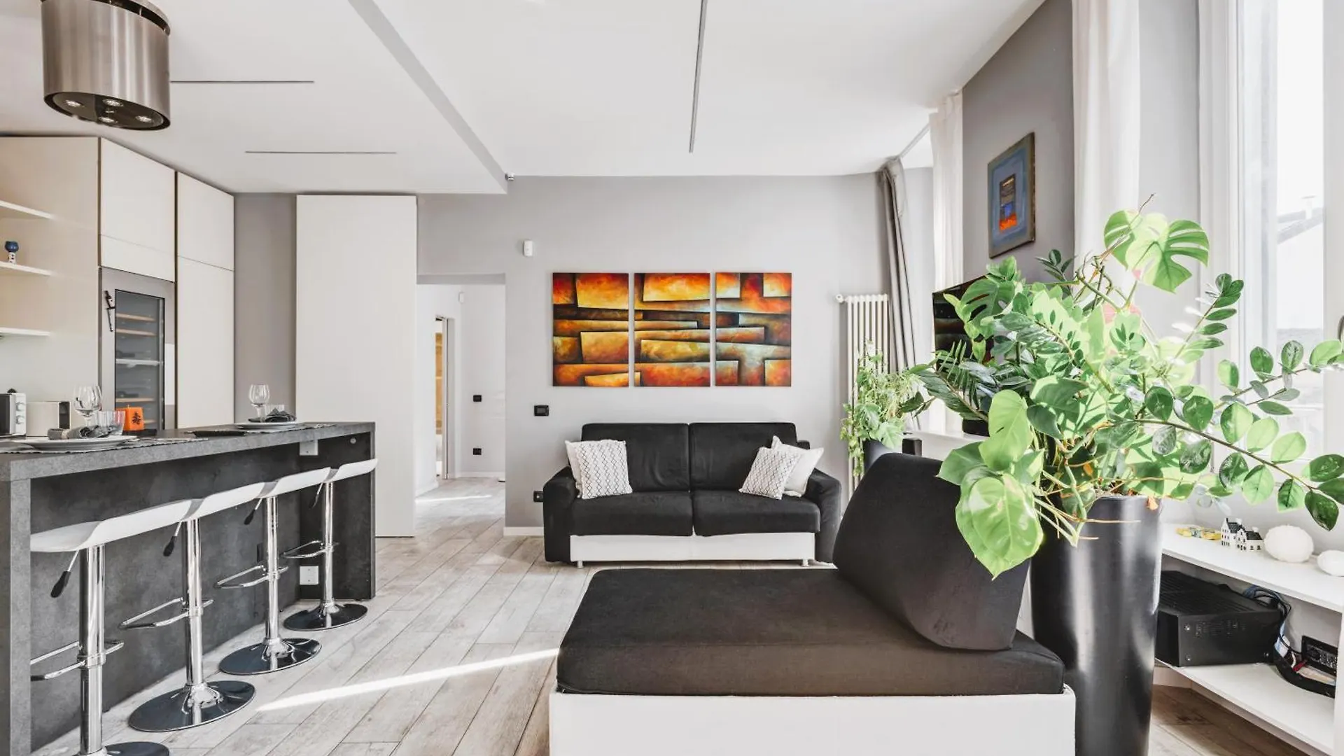 Elegant Apartment In Milan Center